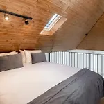 Exceptional Stone Character House * Prazeres