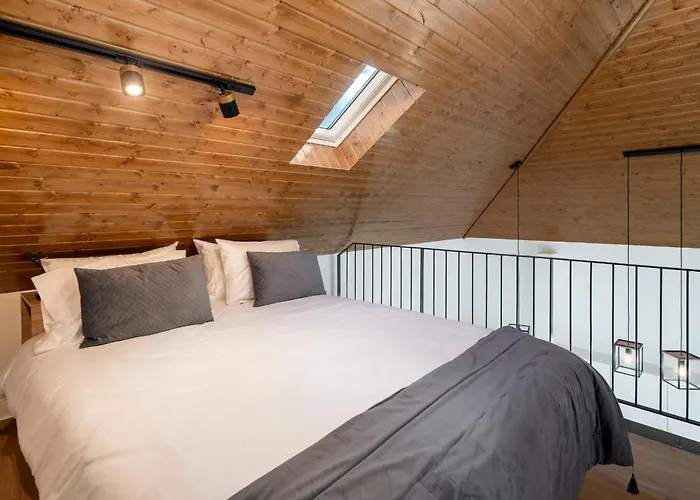 Exceptional Stone Character House * Prazeres